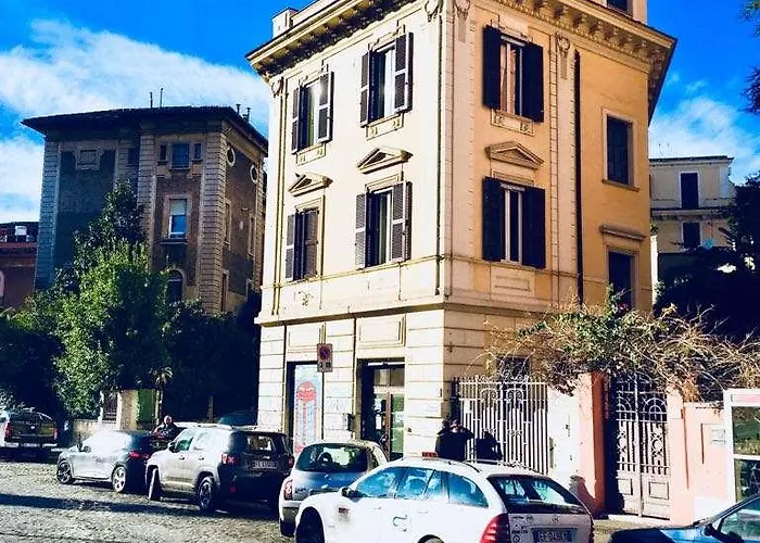 C Luxury Palace And Hostel
